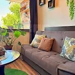 Urban Botanical 2br Apartment Warna