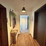 Urban Botanical 2br Apartment Warna