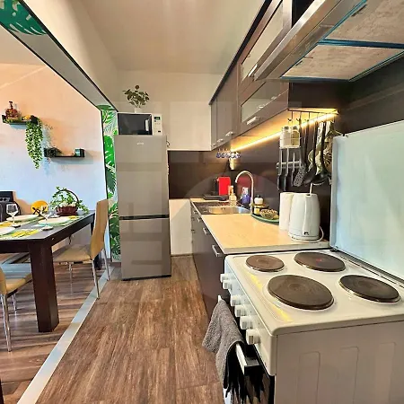 Apartment Urban Botanical 2br